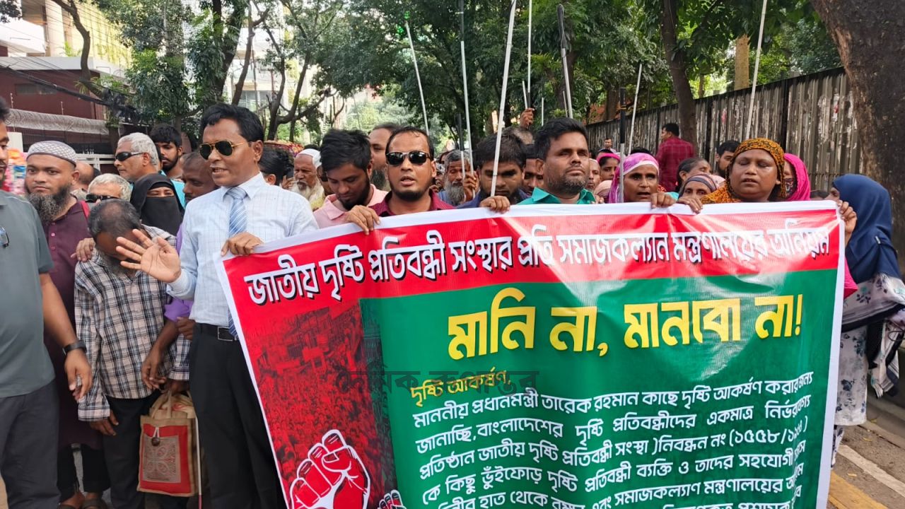 চুয়াডাঙ্গায় প্রায় সাড়ে ১৩ কোটি টাকার ৩৯ পিচ স্বর্ণের বারসহ ১ পাচারকারী আটক